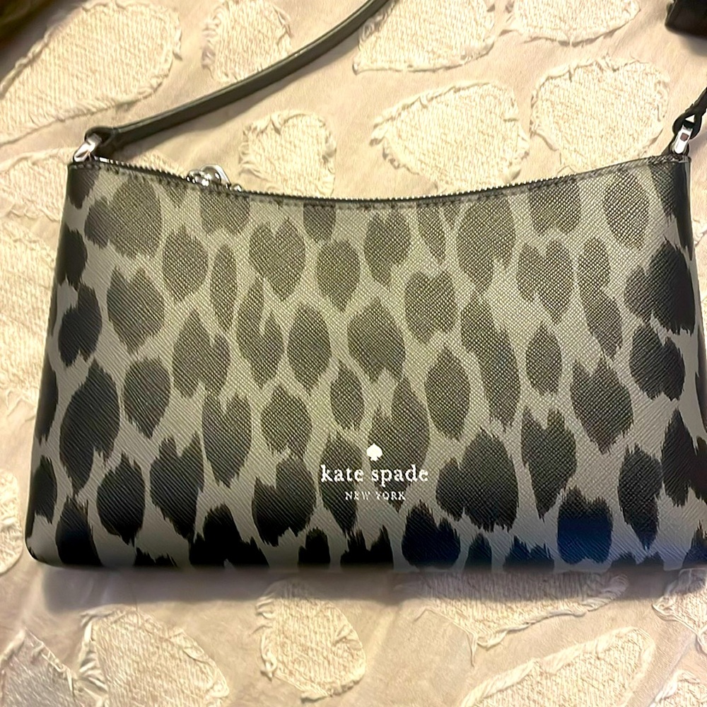 Kate spade small crossbody w/ long adjustable strap. Zip top closure. New